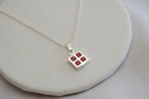 L-CA0212 Cadena 45cm+cuadrado con cuadraditos ROJO