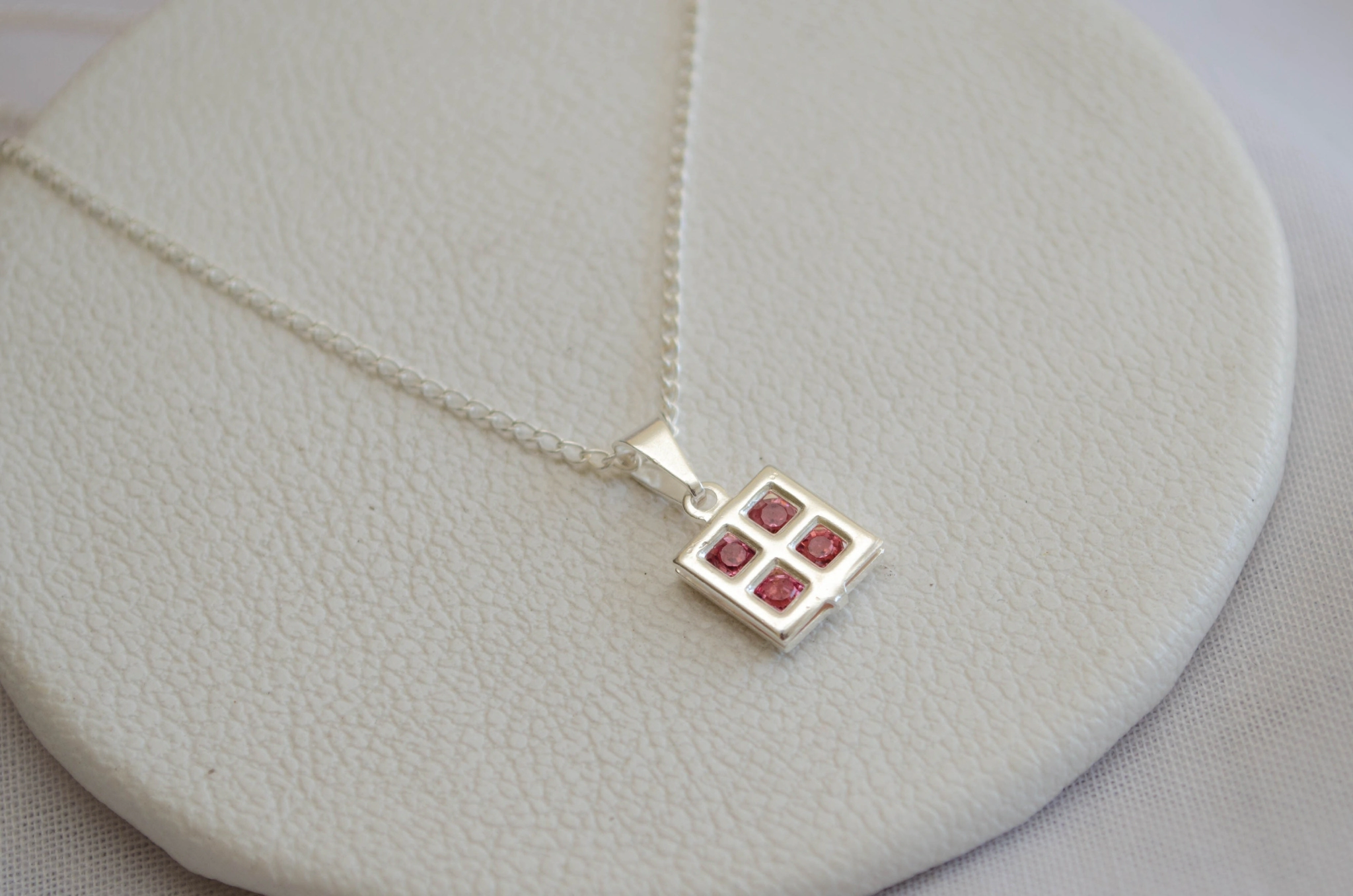 L-CA0212 Cadena 45cm+cuadrado con cuadraditos ROSA