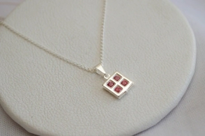 L-CA0212 Cadena 45cm+cuadrado con cuadraditos ROSA