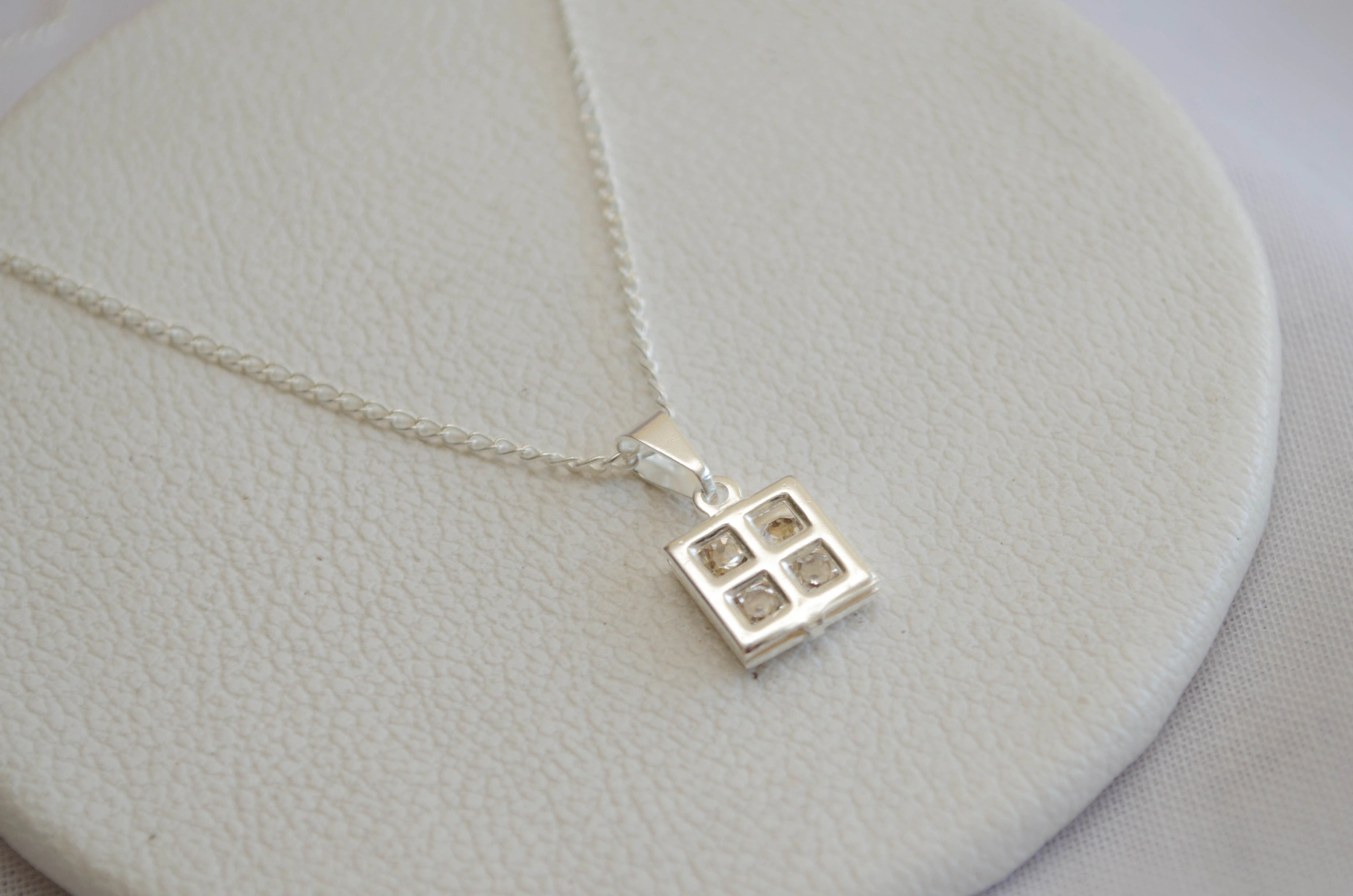 L-CA0212 Cadena 45cm+cuadrado con cuadraditos TRANSPARENTE