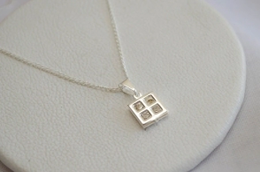 L-CA0212 Cadena 45cm+cuadrado con cuadraditos TRANSPARENTE