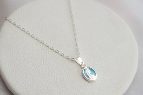 L-CA0214 Cadena 40cm+Virgen niña fondo CELESTE