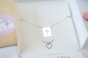 MUM-0026 SOBRE ESPECIAL Cadena con medalla rectangular cruz calada