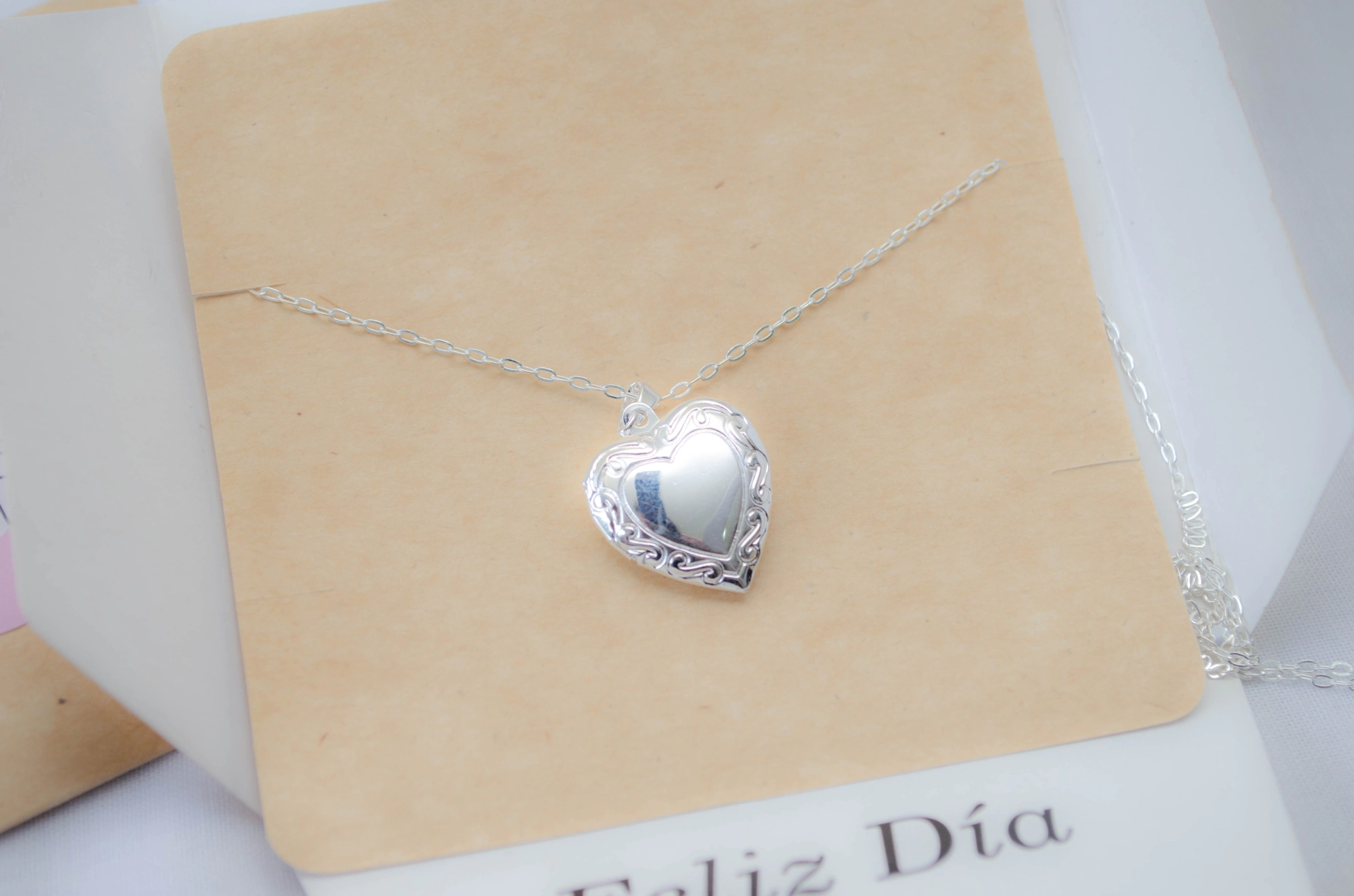 MUM-0042 SOBRE Cadena+relicario corazn