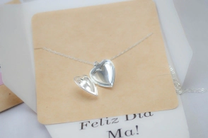 MUM-0042 SOBRE Cadena+relicario corazón