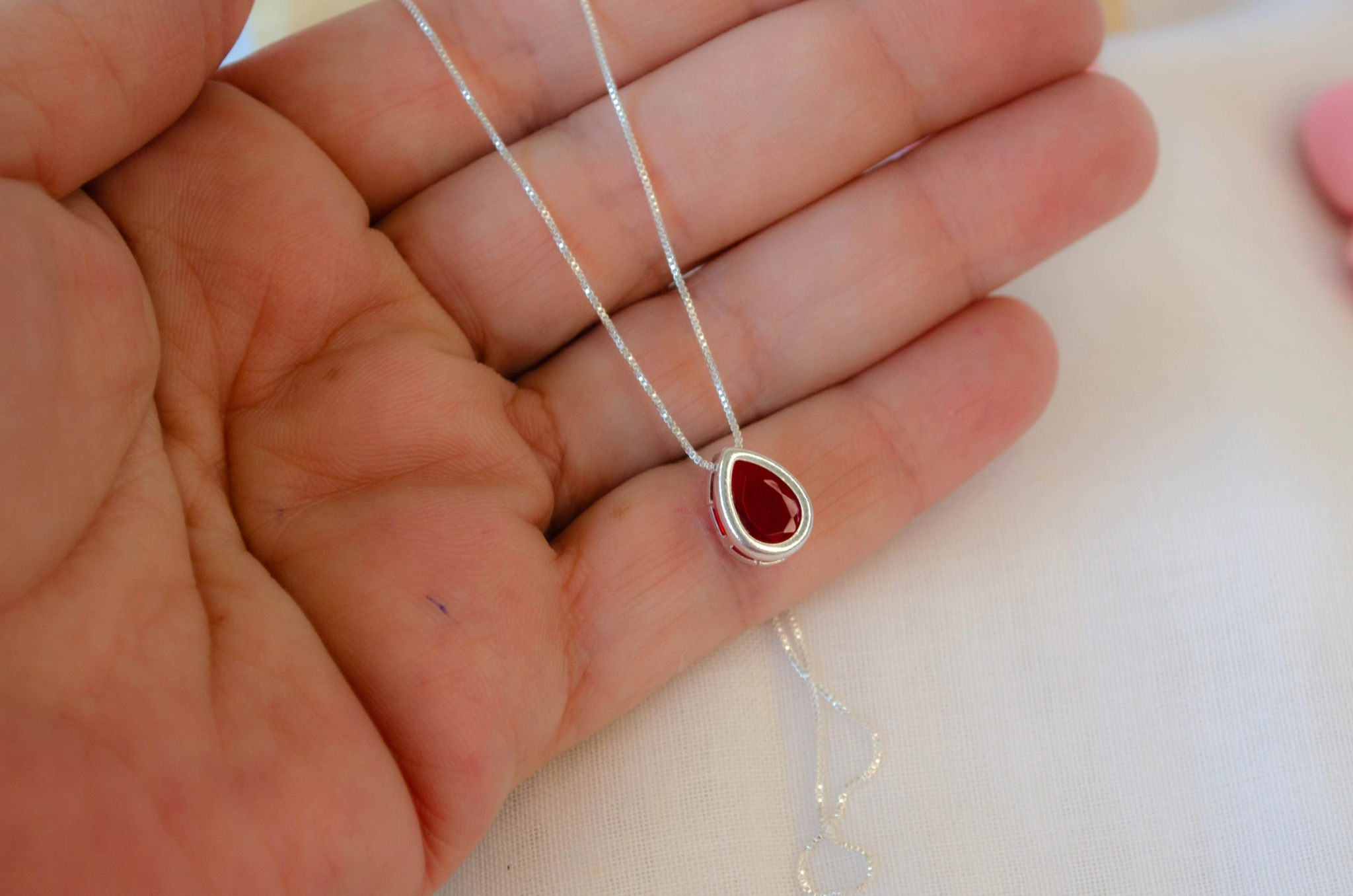 MUM-0067 SOBRE Cadena +gota cubic rojo