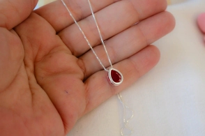MUM-0067 SOBRE Cadena +gota cubic rojo