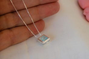 MUM-0070 SOBRE Cadena +cubic cuadrado xl ACQUA