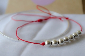 MUM-0076 SOBRE Set x 2 pulseras esclava y bolitas hilo chino rojo