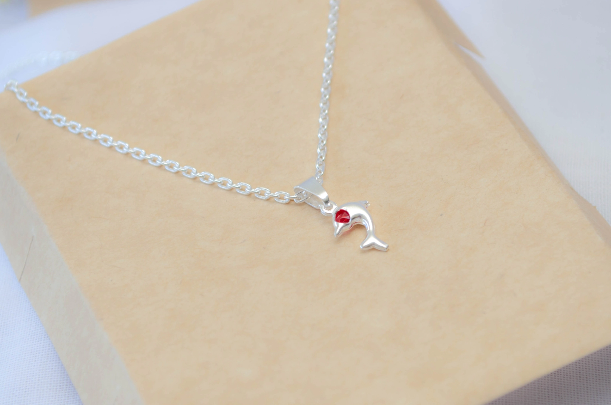 MUM-0082 Sobre Cadena + dije delfn cubic ROJO