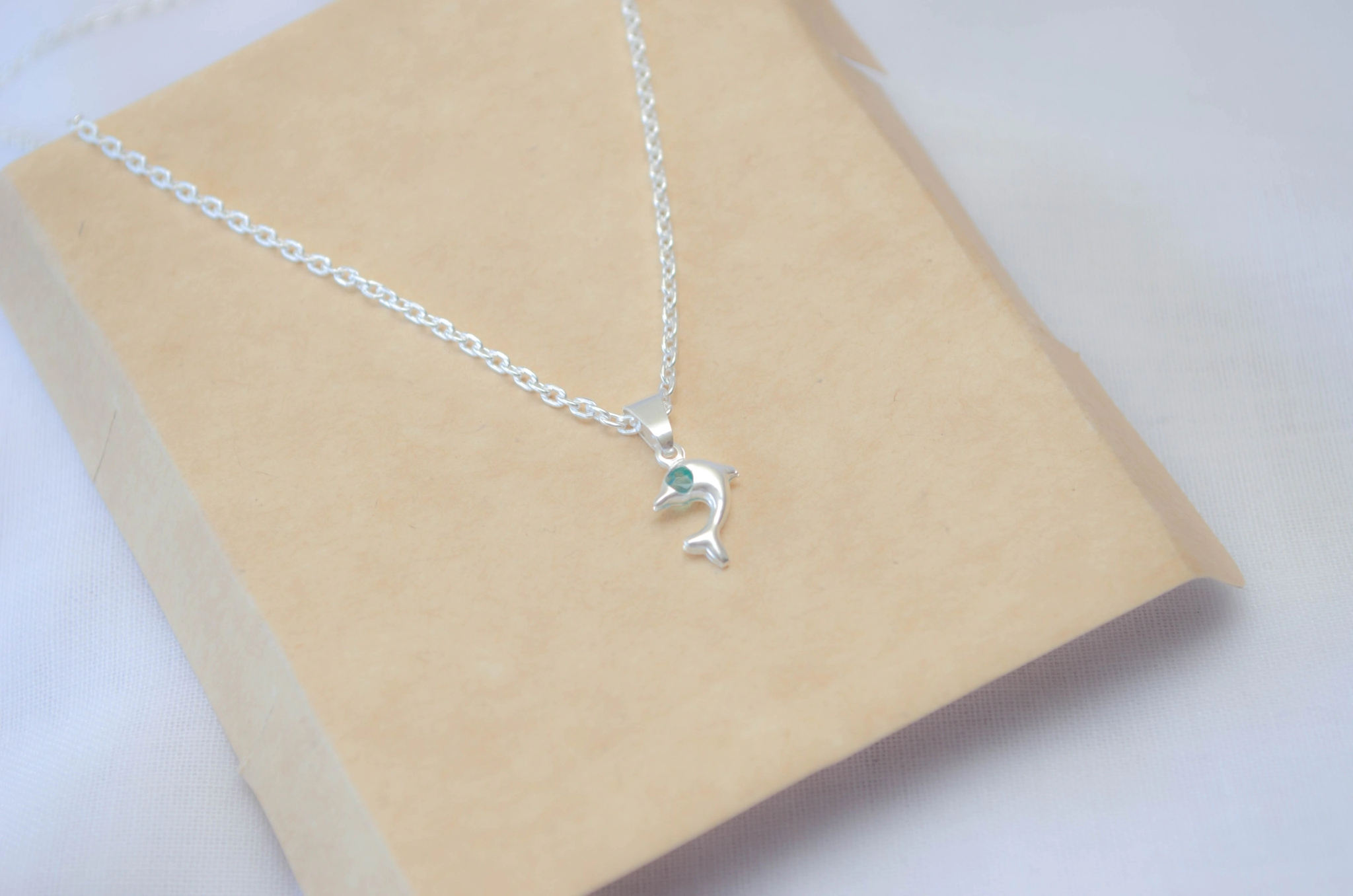 MUM-0082 Sobre Cadena + dije delfn cubic CELESTE