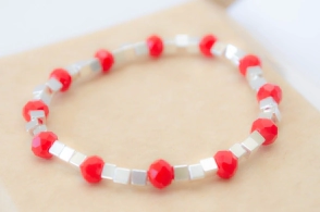 MUM-0094 SOBRE Pulsera elastizada cuadrados cristales rojos
