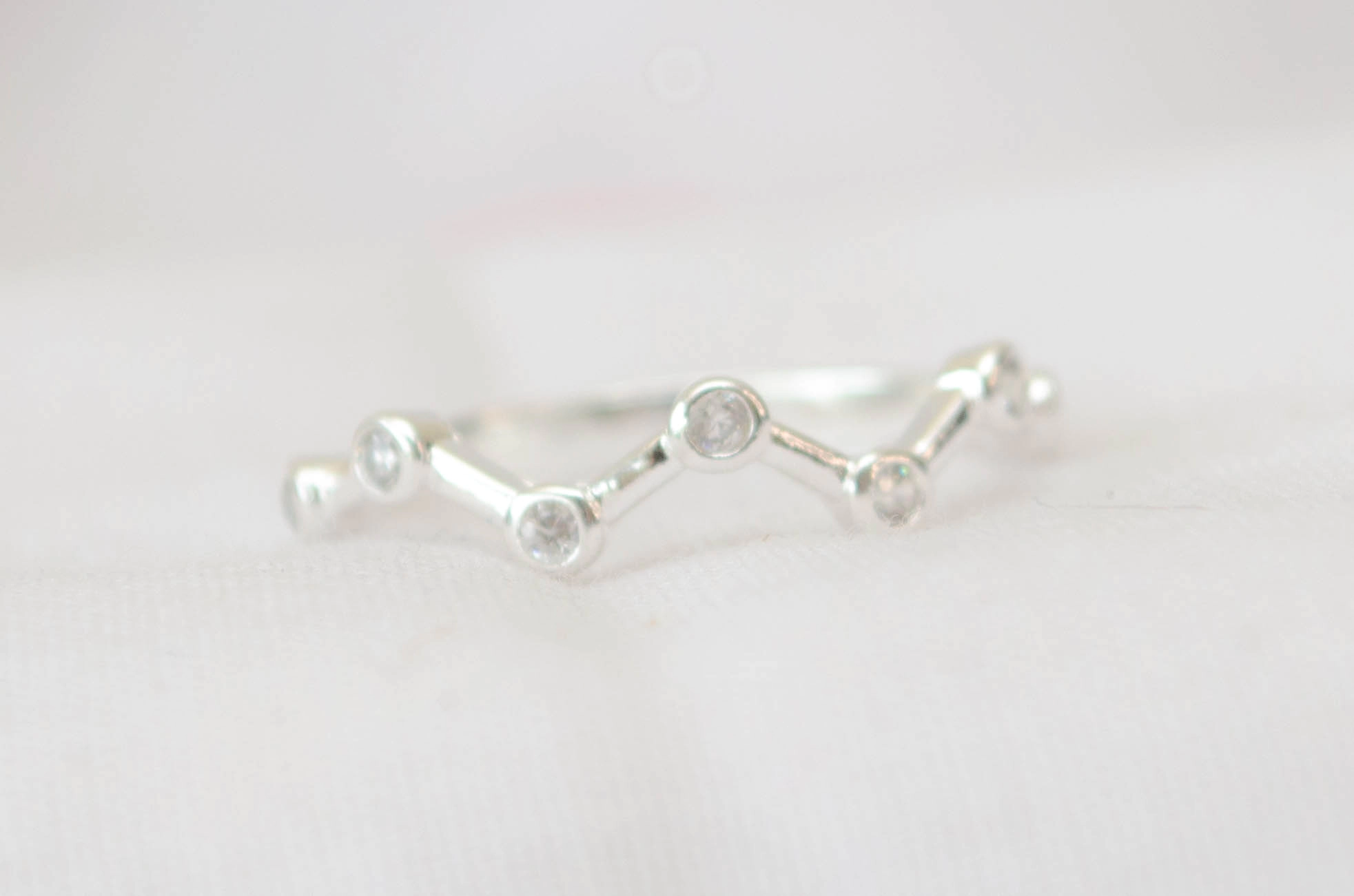 L-AN0122 Anillo zig zag cubic circulos