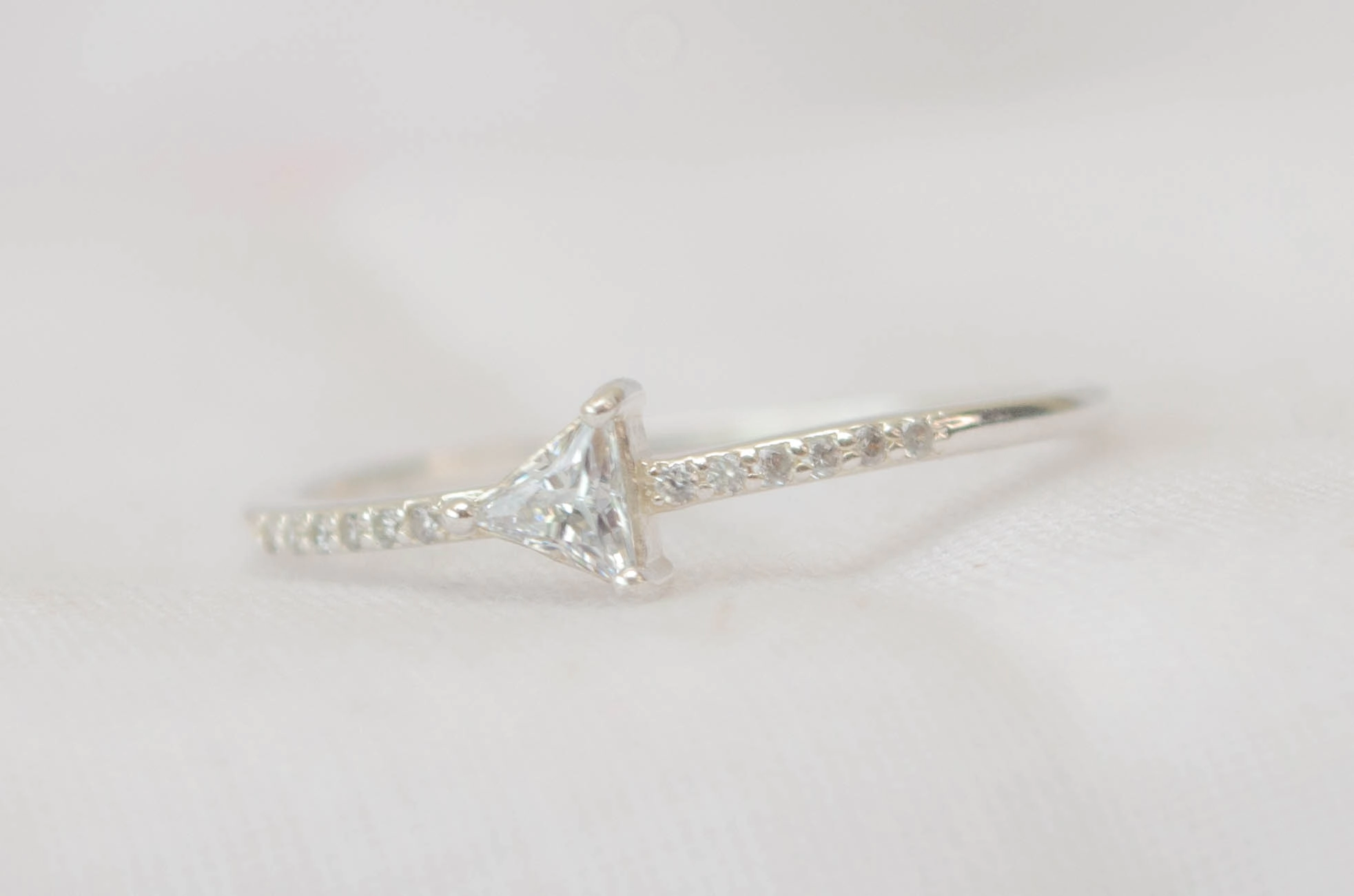 L-AN0123 Anillo triangulo cubic