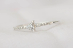 L-AN0123 Anillo triangulo cubic