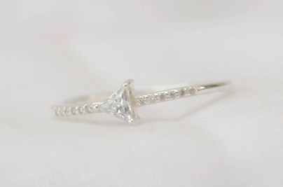 L-AN0123 Anillo triangulo cubic