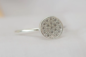 L-AN0126 Anillo circulo elevado micropavé