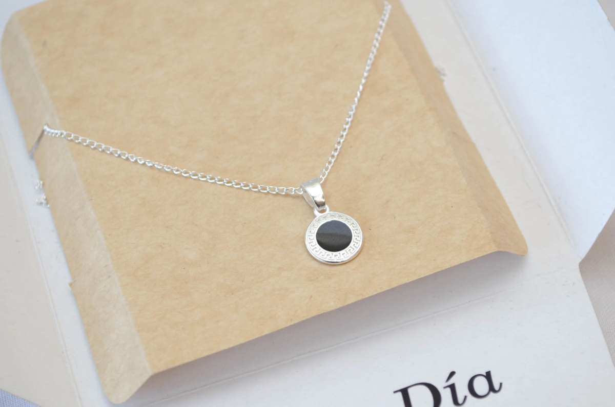 MUM-0102 SOBRE Cadena 45cm+dije bulg NEGRO