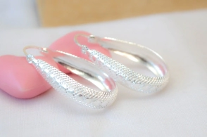 L-AR0957 Argolla ovalada circulos centro 3 cm largo 