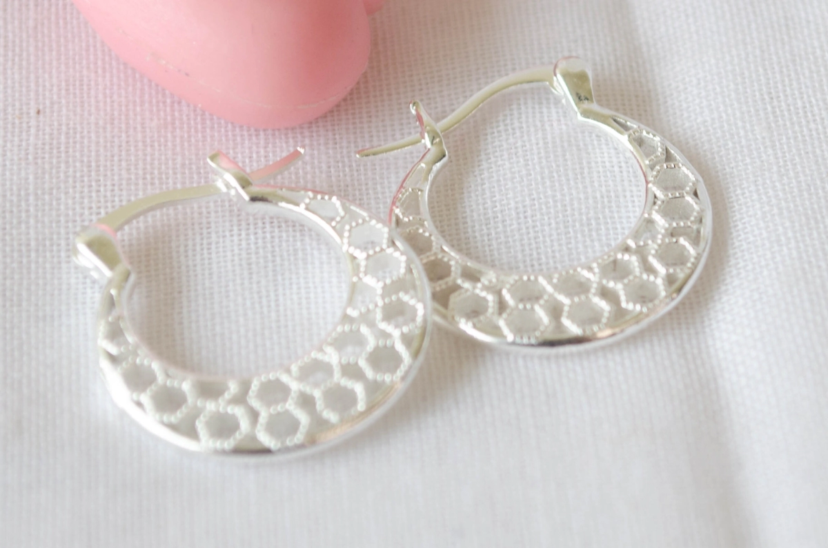 L-AR0923 Aros argolla plana calada circulos  2cm