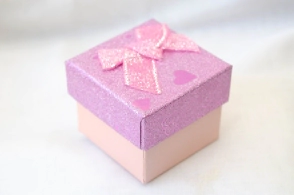 CAJA0003 Caja CUADRADA MOÑO ROSA