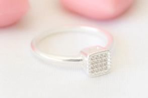 L-AN0136 Anillo cuadrado elevado cubics