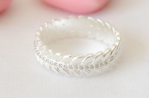 L-AN0147 Anillo hojita cubic centro