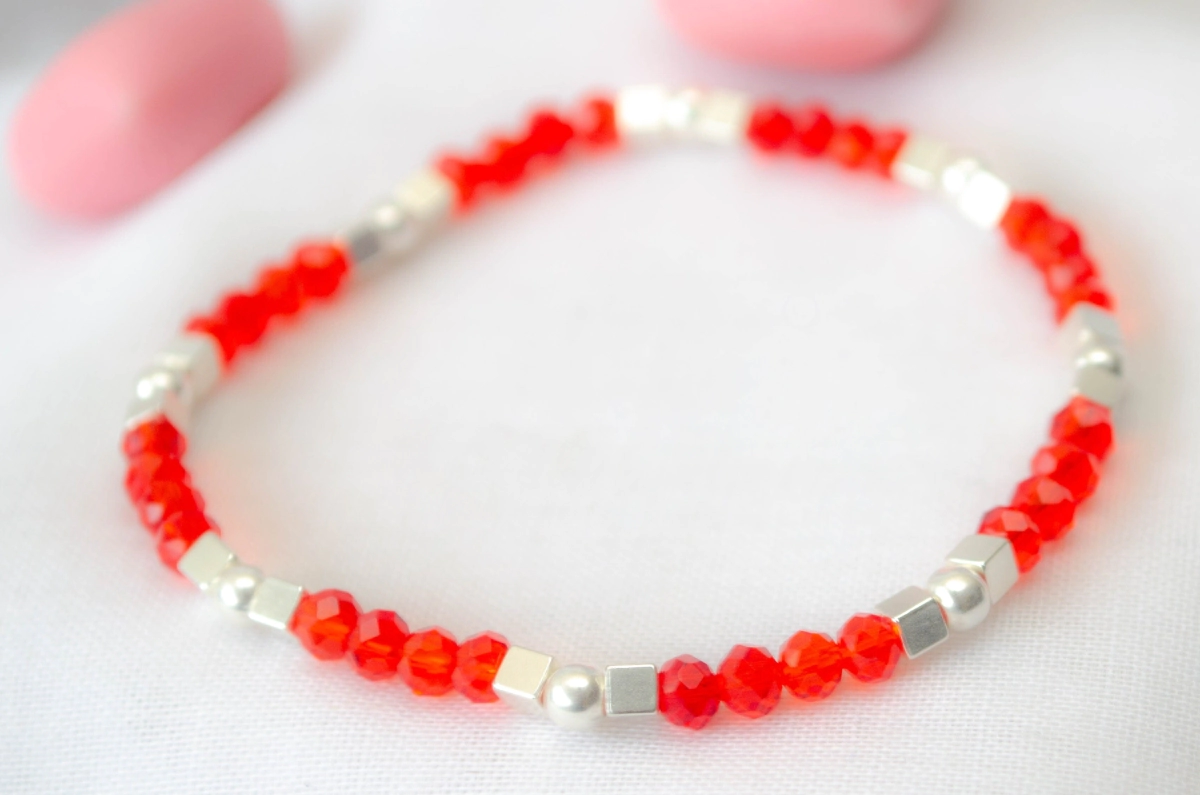 L-PU0128 Pulsera elastizada BOLITAS CUADRADOS con cristales ROJO