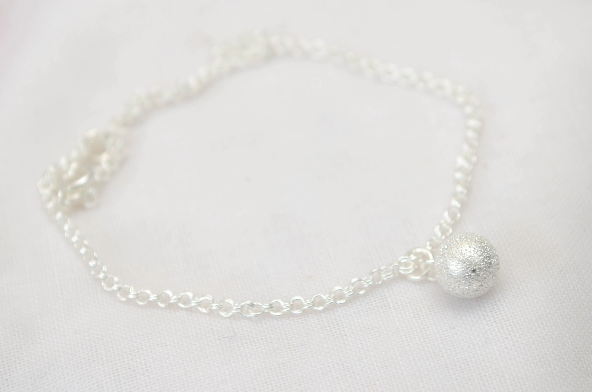 L-TO0107 Tobillera con bola brillante arenada