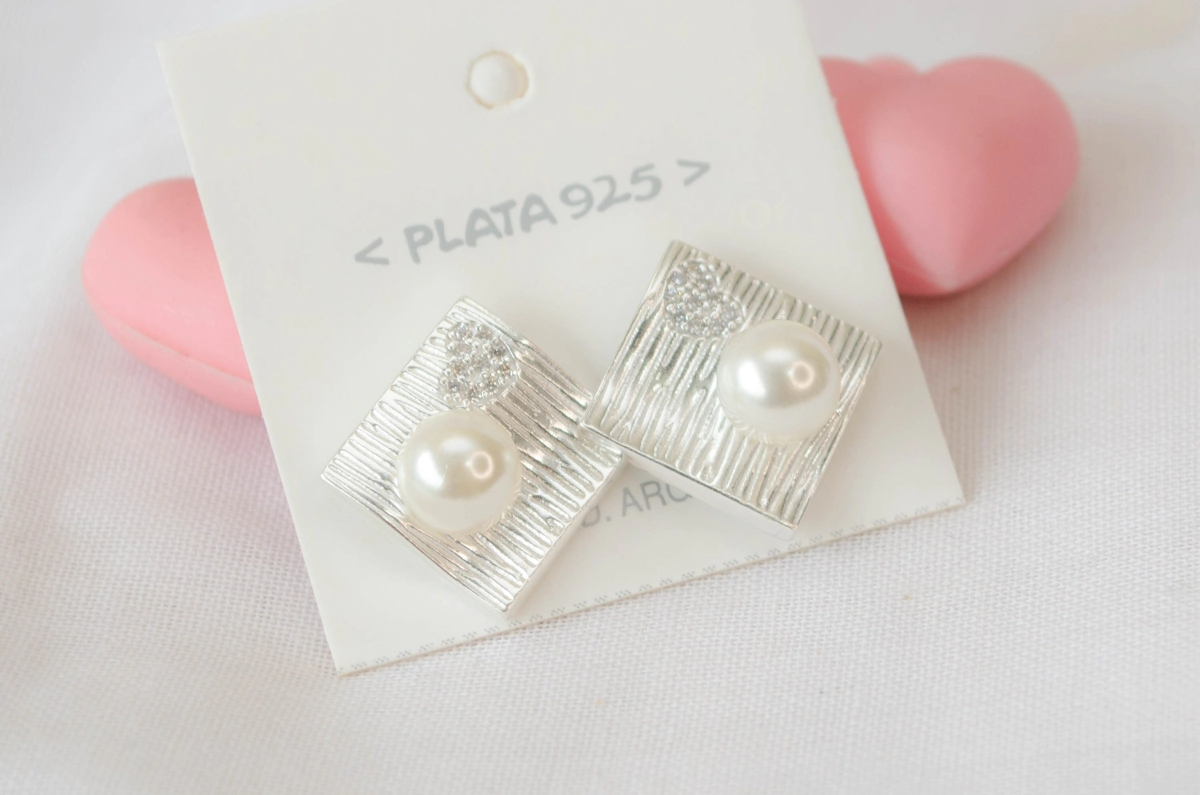 L-AR0970 Aros pasantes cuadrado lneas con perla