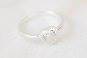 L-AN0162 ANILLO corazon borde cubic