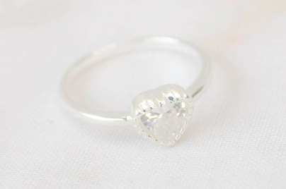 L-AN0162 ANILLO corazon borde cubic