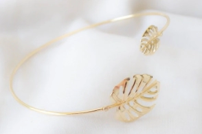 FF-0012 SOBRE Brazalete dorado 2 hojitas