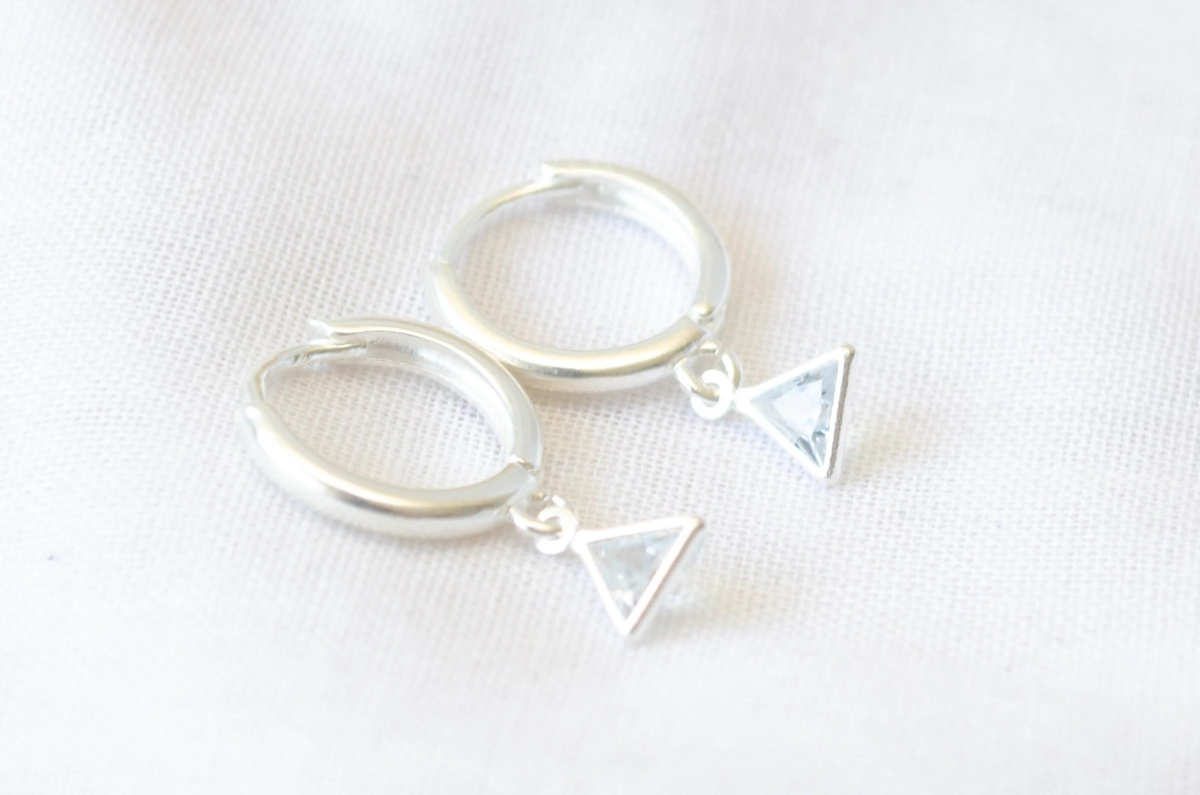 L-AR0985 Aros argollas con cubic tringulo 1.3cm