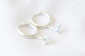 L-AR0985 Aros argollas con cubic triángulo 1.3cm