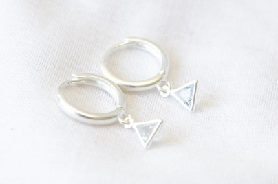 L-AR0985 Aros argollas con cubic tringulo 1.3cm