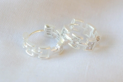 L-AR0992 Aros huggies cuadraditos cubics 1.5cm