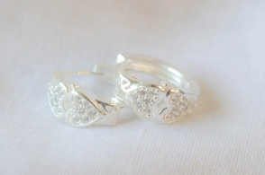 L-AR0993 Aros huggies 2 corazones 1.5cm