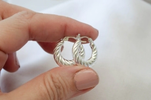 L-AR1016 Aros argollas inflada lineas brillosas 1.8 cm