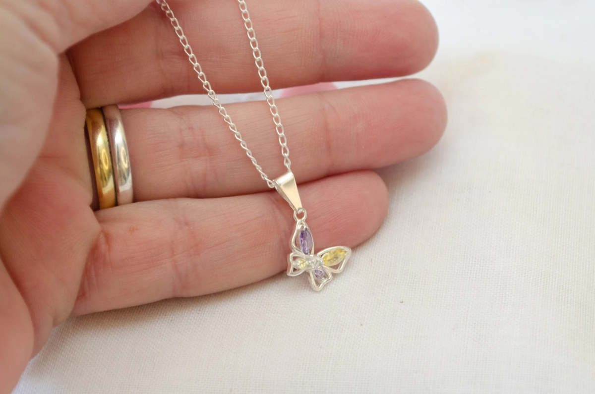 FF-0071 SOBRE Cadena 45 cm+ corazon mariposas cubics colores