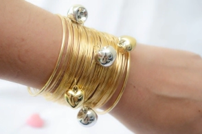 FF-0112 SOBRE pulseras DORADAS esclavas uniDas dijes corazones cerezas