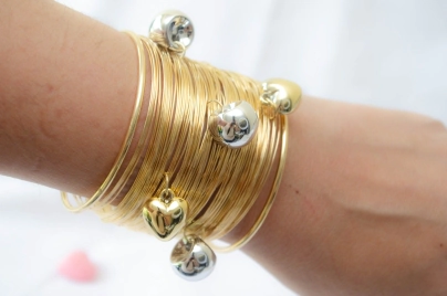 FF-0112 SOBRE pulseras DORADAS esclavas uniDas dijes corazones cerezas