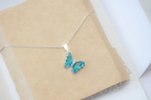L-CA0305 SOBRE Cadena 40cm+mariposa CELESTE