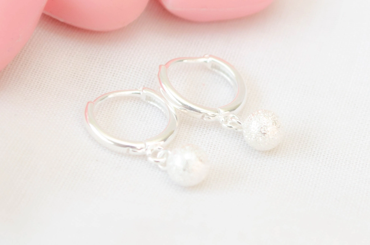 L-AR1037 Aros argollas con bolita arenada