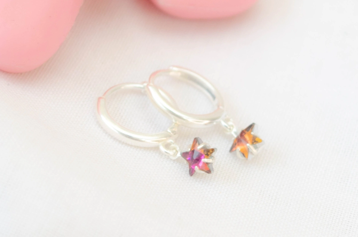 L-AR1034 Aros argollas con estrellita cristal ROJO FUCSIA