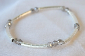 L-PU0149 Pulsera elastizada tubos cristales GRIS CLARO