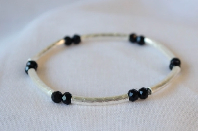 L-PU0149 Pulsera elastizada tubos cristales NEGRO