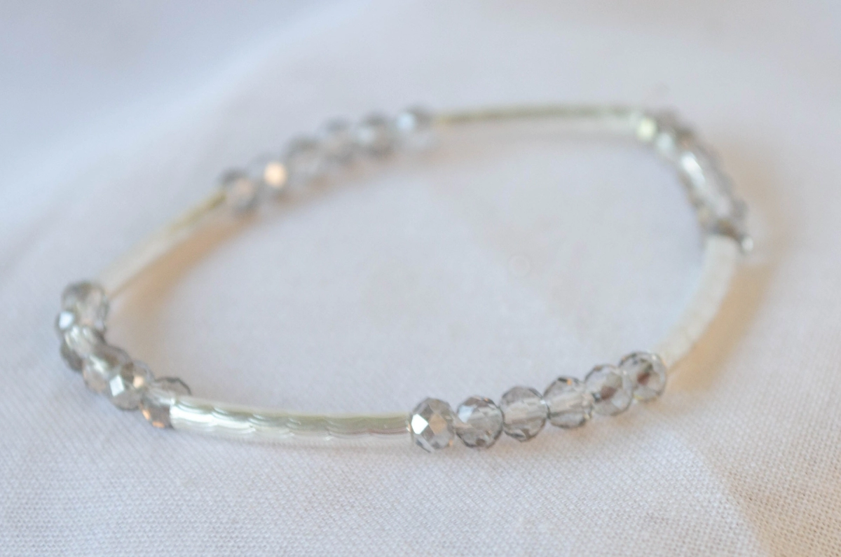 L-PU0150 Pulsera elastizada tubos cristales GRIS TRANSPARENTE