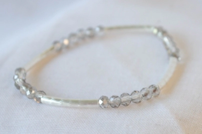 L-PU0150 Pulsera elastizada tubos cristales GRIS TRANSPARENTE