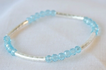 L-PU0150 Pulsera elastizada tubos cristales CELESTE